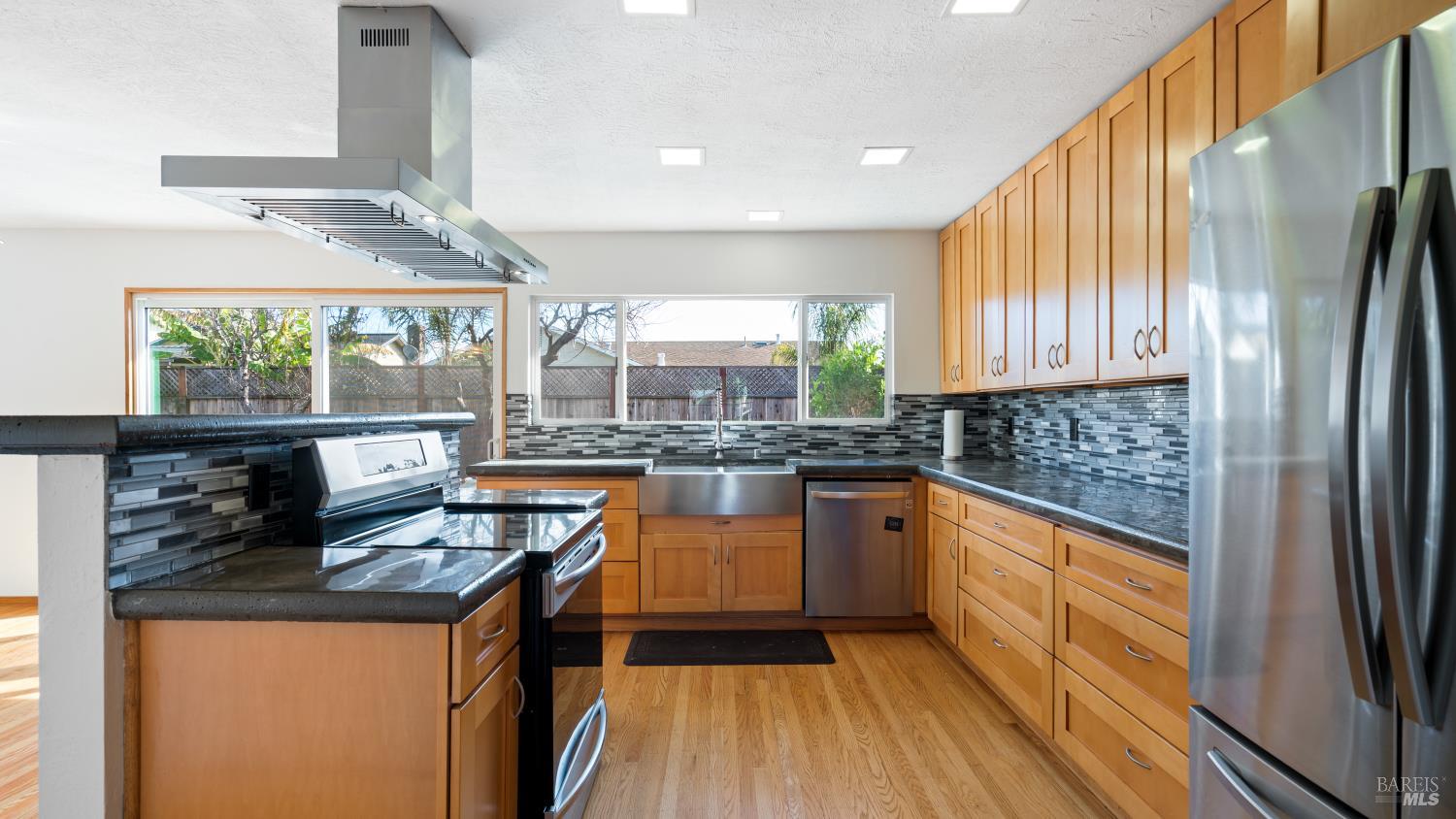 Detail Gallery Image 13 of 61 For 1636 Sarkesian Dr, Petaluma,  CA 94954 - 4 Beds | 3 Baths