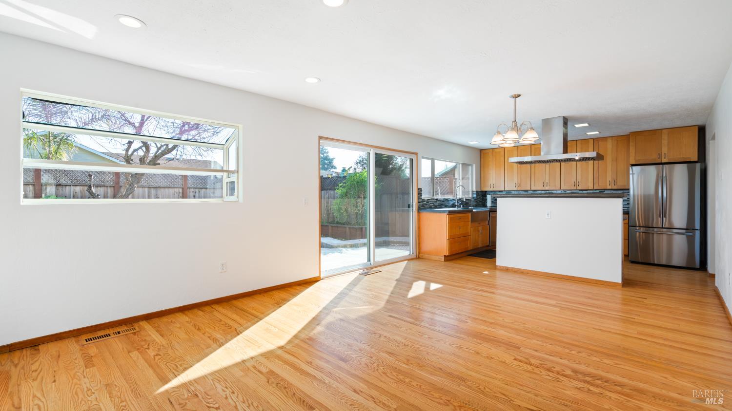 Detail Gallery Image 16 of 61 For 1636 Sarkesian Dr, Petaluma,  CA 94954 - 4 Beds | 3 Baths