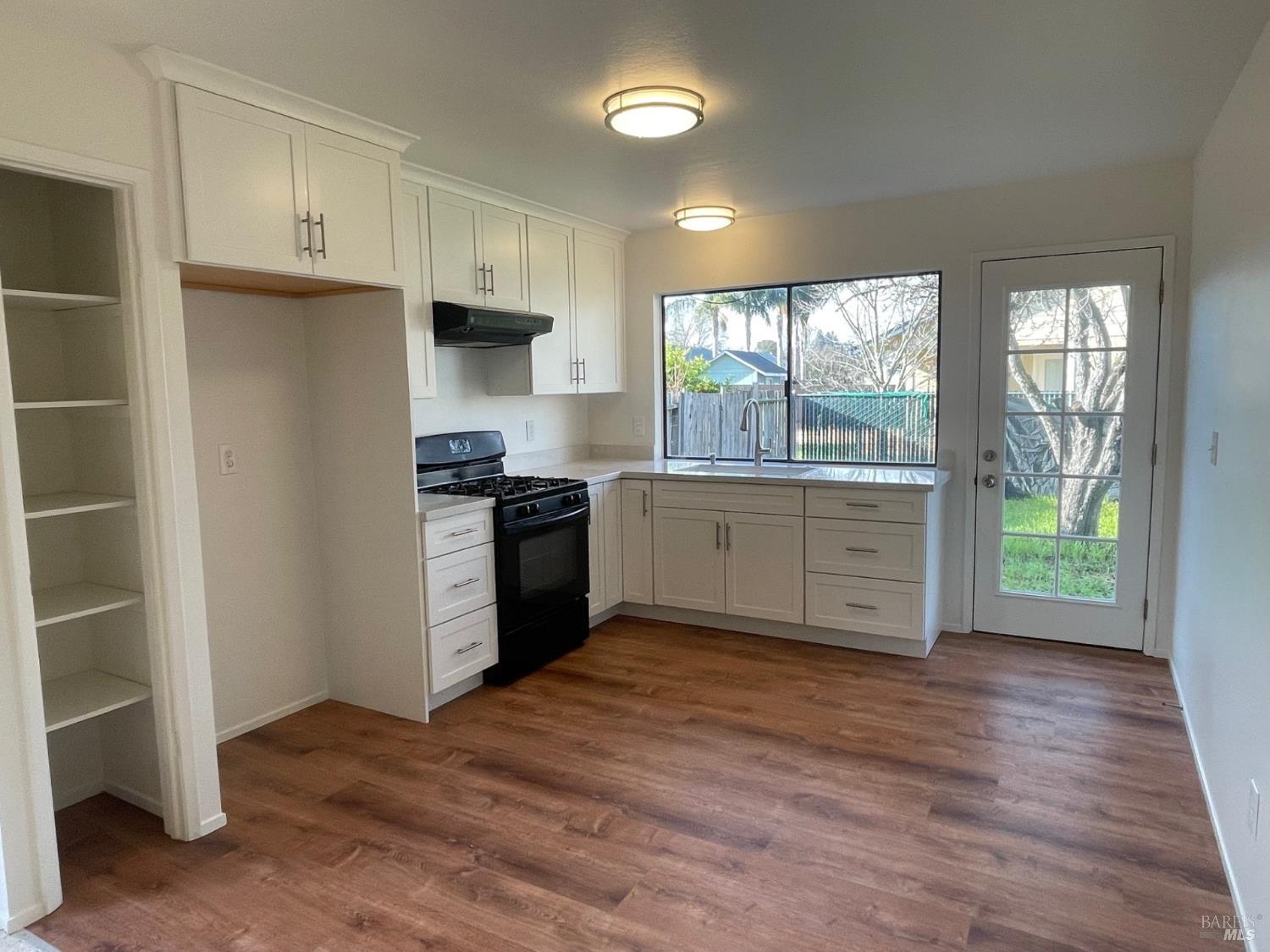 Detail Gallery Image 7 of 17 For 761 Brett Ave, Rohnert Park,  CA 94928 - 3 Beds | 2 Baths