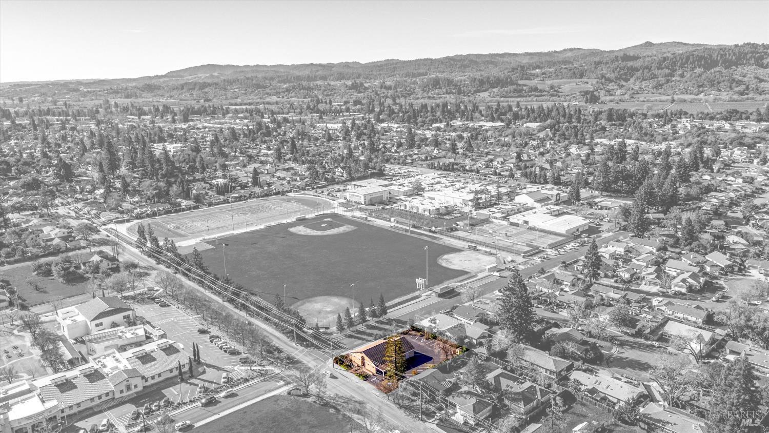 Detail Gallery Image 4 of 29 For 1105 University St, Healdsburg,  CA 95448 - – Beds | – Baths