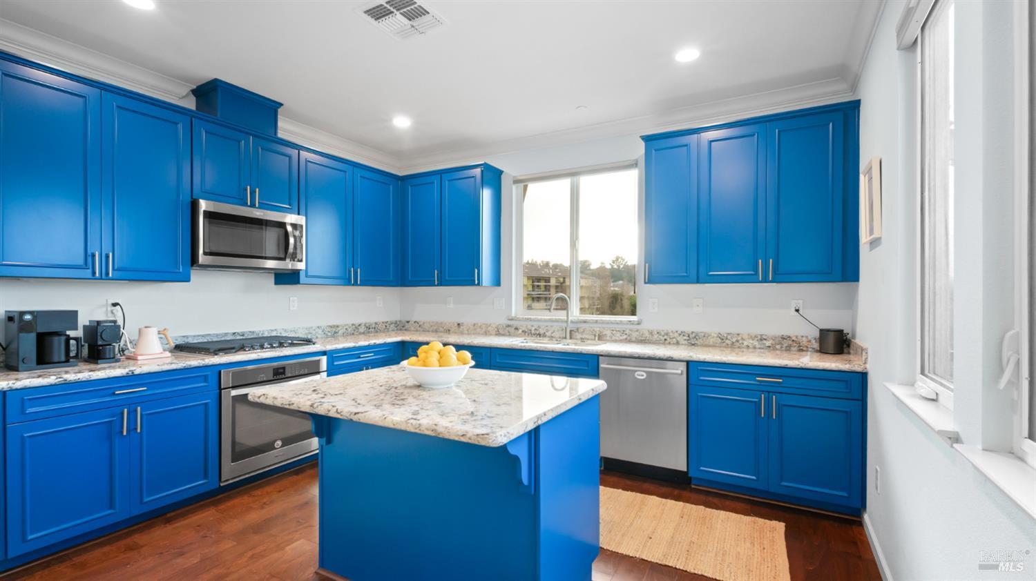 Detail Gallery Image 9 of 35 For 534 Jade St, Petaluma,  CA 94952 - 2 Beds | 2/1 Baths