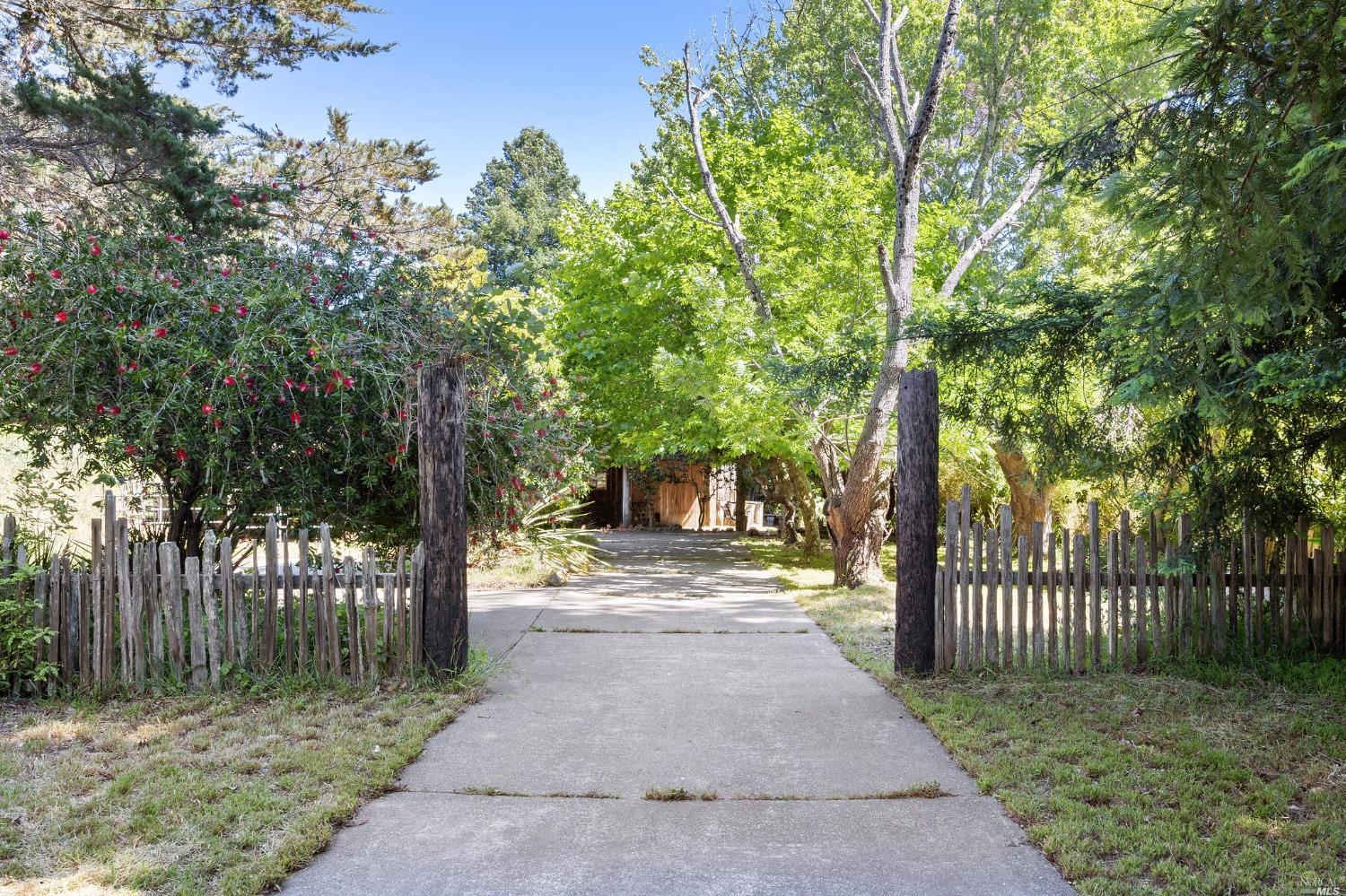 Detail Gallery Image 4 of 33 For 5953 Shoreline Hwy, Bolinas,  CA 94924 - 3 Beds | 1/1 Baths