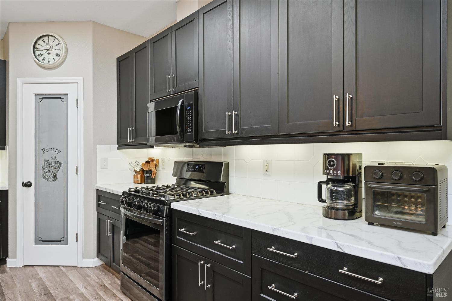 Detail Gallery Image 16 of 39 For 20158 Gold Flat Ct, Hidden Valley Lake,  CA 95467 - 4 Beds | 3 Baths