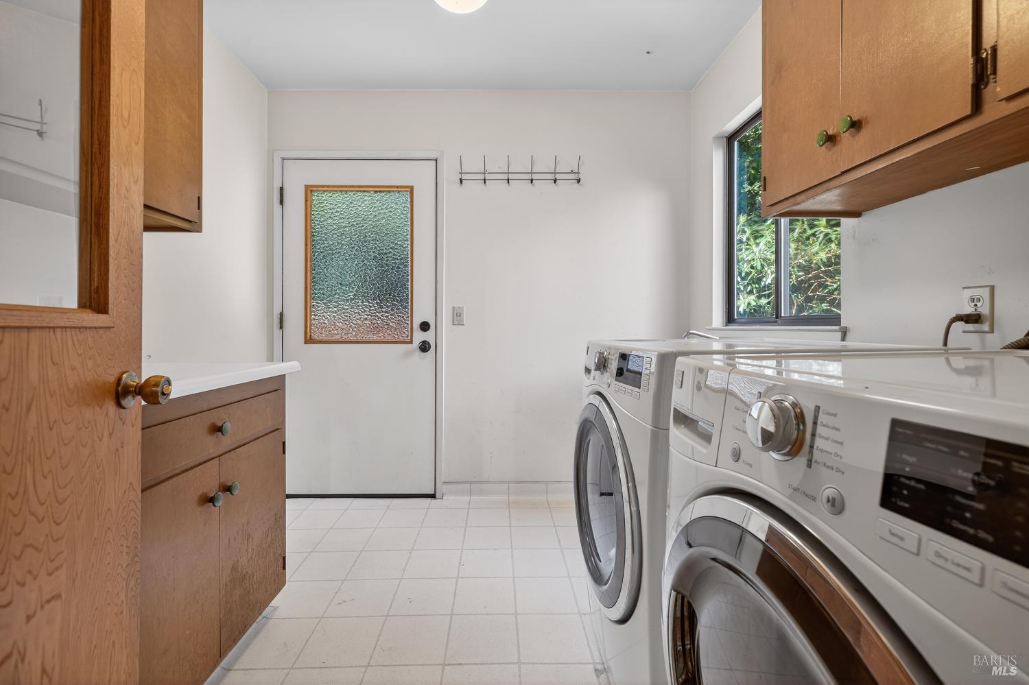 Detail Gallery Image 14 of 68 For 2299 Sobre Vista Rd, Sonoma,  CA 95476 - 3 Beds | 2/1 Baths