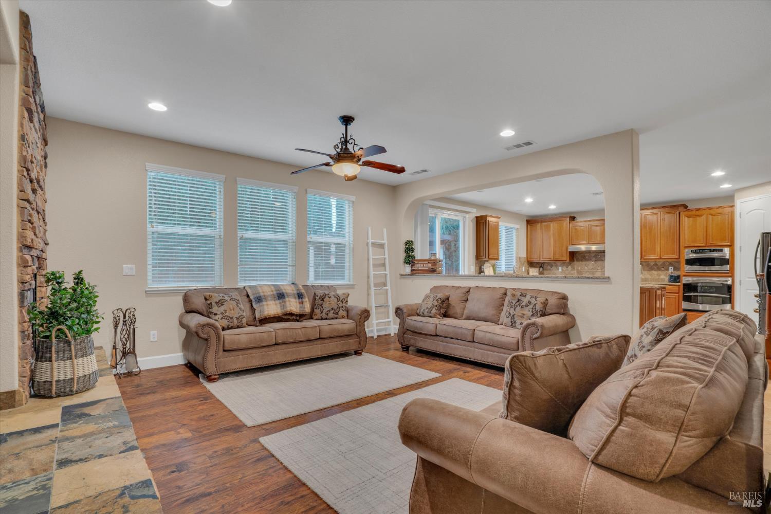 Detail Gallery Image 12 of 51 For 1007 Canterbury Ct, Vacaville,  CA 95687 - 6 Beds | 4 Baths