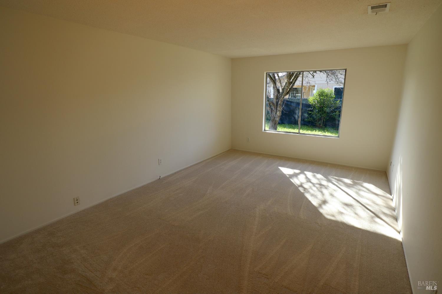 Detail Gallery Image 4 of 17 For 761 Brett Ave, Rohnert Park,  CA 94928 - 3 Beds | 2 Baths