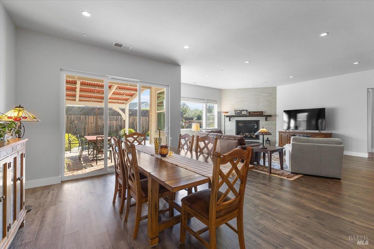 Detail Gallery Image 11 of 51 For 573 Misty Ct, Santa Rosa,  CA 95403 - 5 Beds | 3 Baths