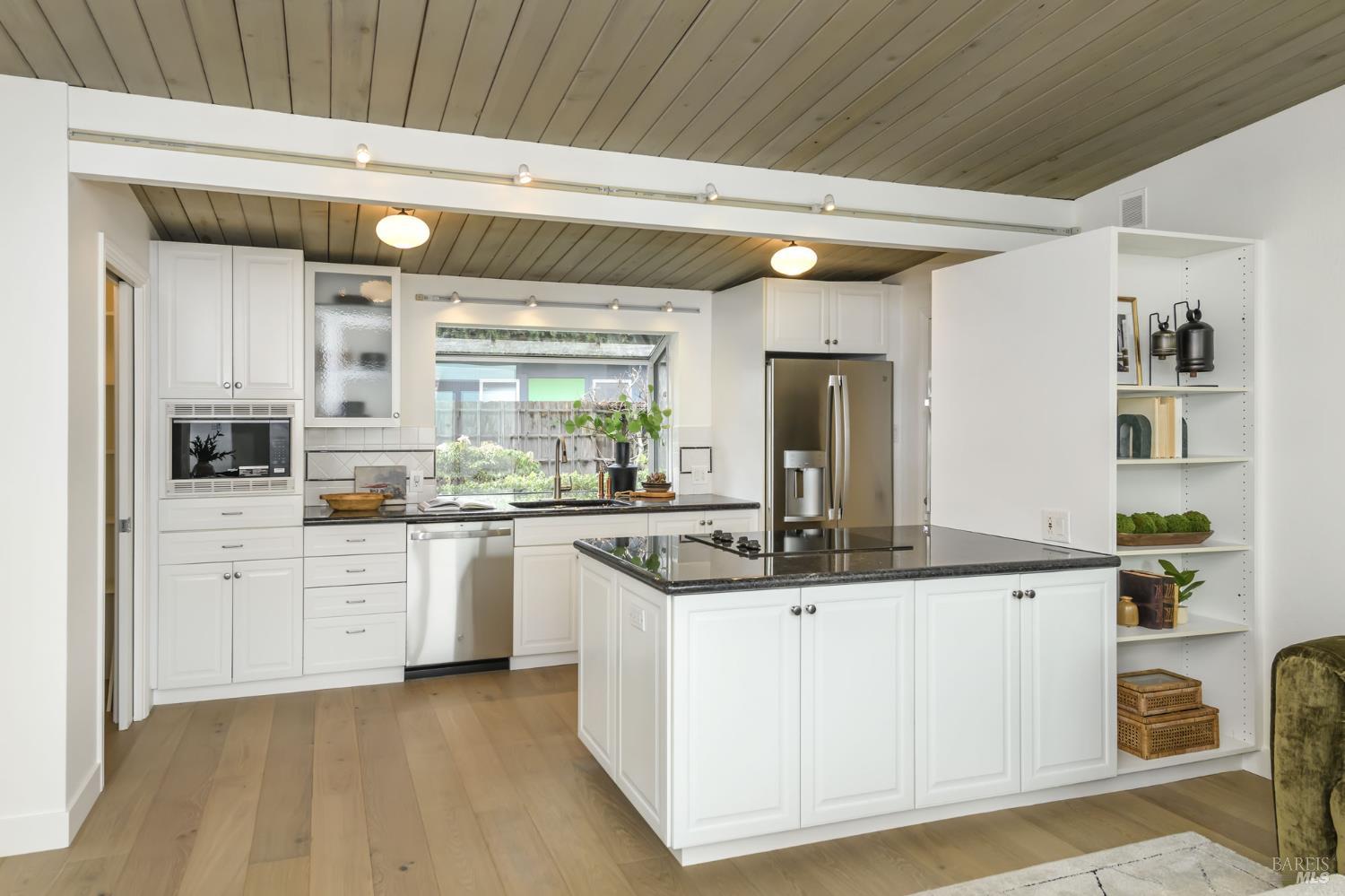 Detail Gallery Image 11 of 42 For 31 Mount Foraker Dr, San Rafael,  CA 94903 - 4 Beds | 2 Baths