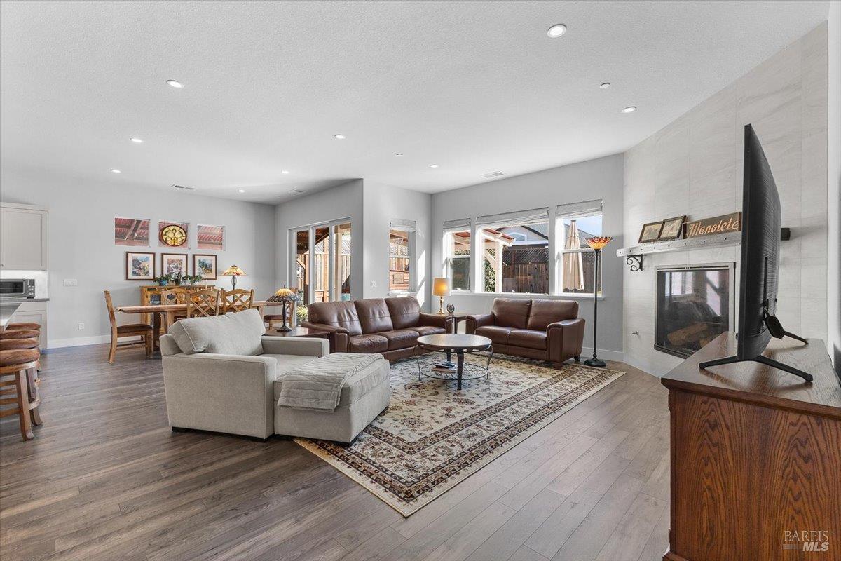 Detail Gallery Image 5 of 51 For 573 Misty Ct, Santa Rosa,  CA 95403 - 5 Beds | 3 Baths