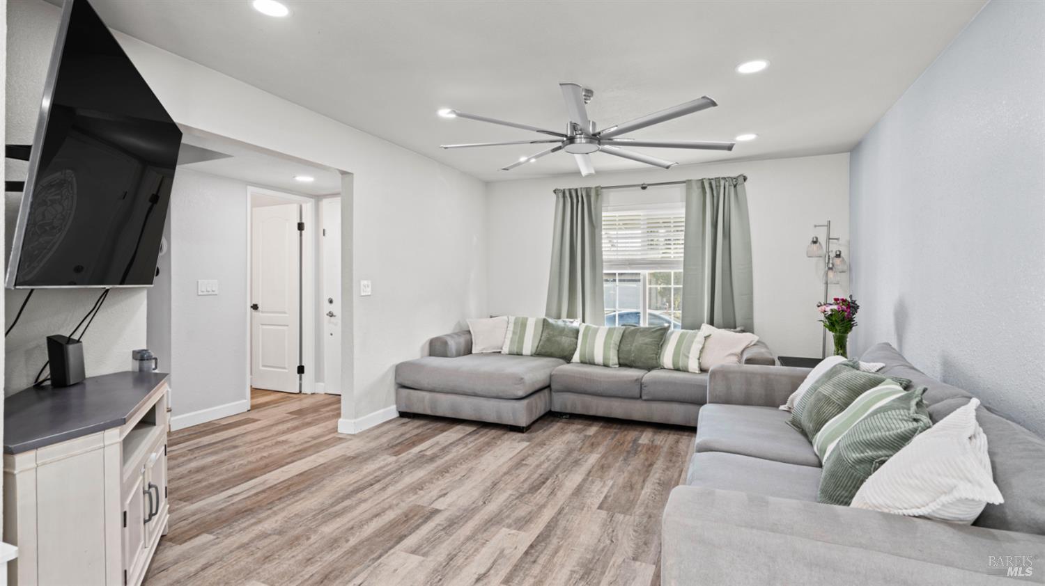 Detail Gallery Image 9 of 40 For 119 Mesa Ct, Vacaville,  CA 95687 - 4 Beds | 2/1 Baths