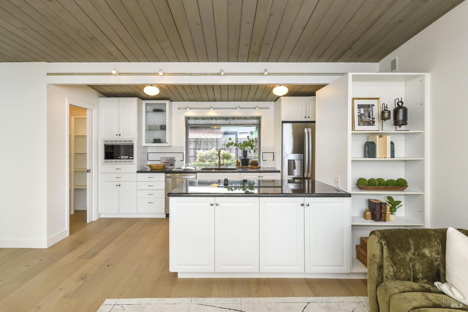 Detail Gallery Image 12 of 42 For 31 Mount Foraker Dr, San Rafael,  CA 94903 - 4 Beds | 2 Baths