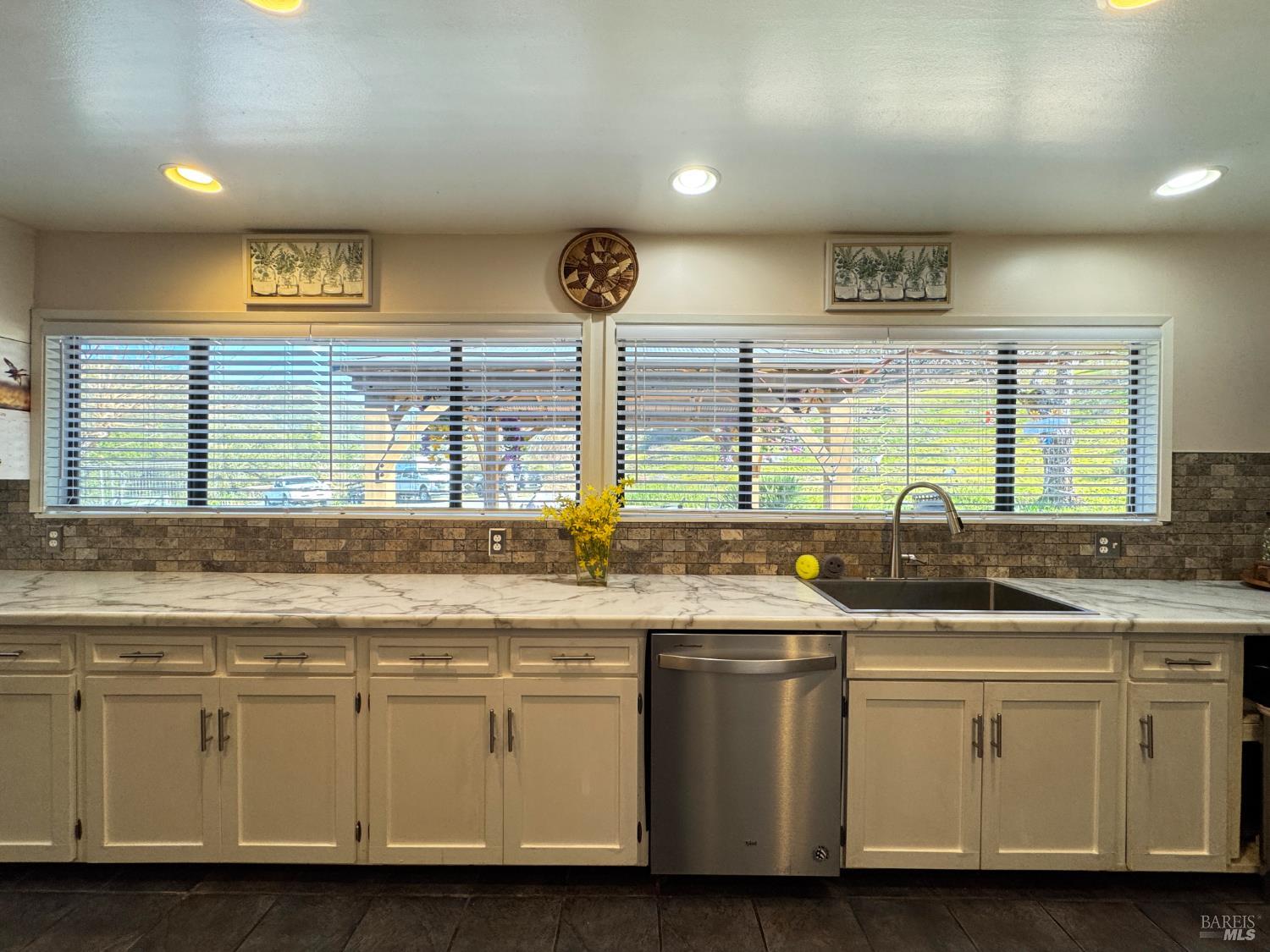 Detail Gallery Image 8 of 65 For 8411 Hwy 175 Hwy, Hopland,  CA 95449 - 3 Beds | 2 Baths