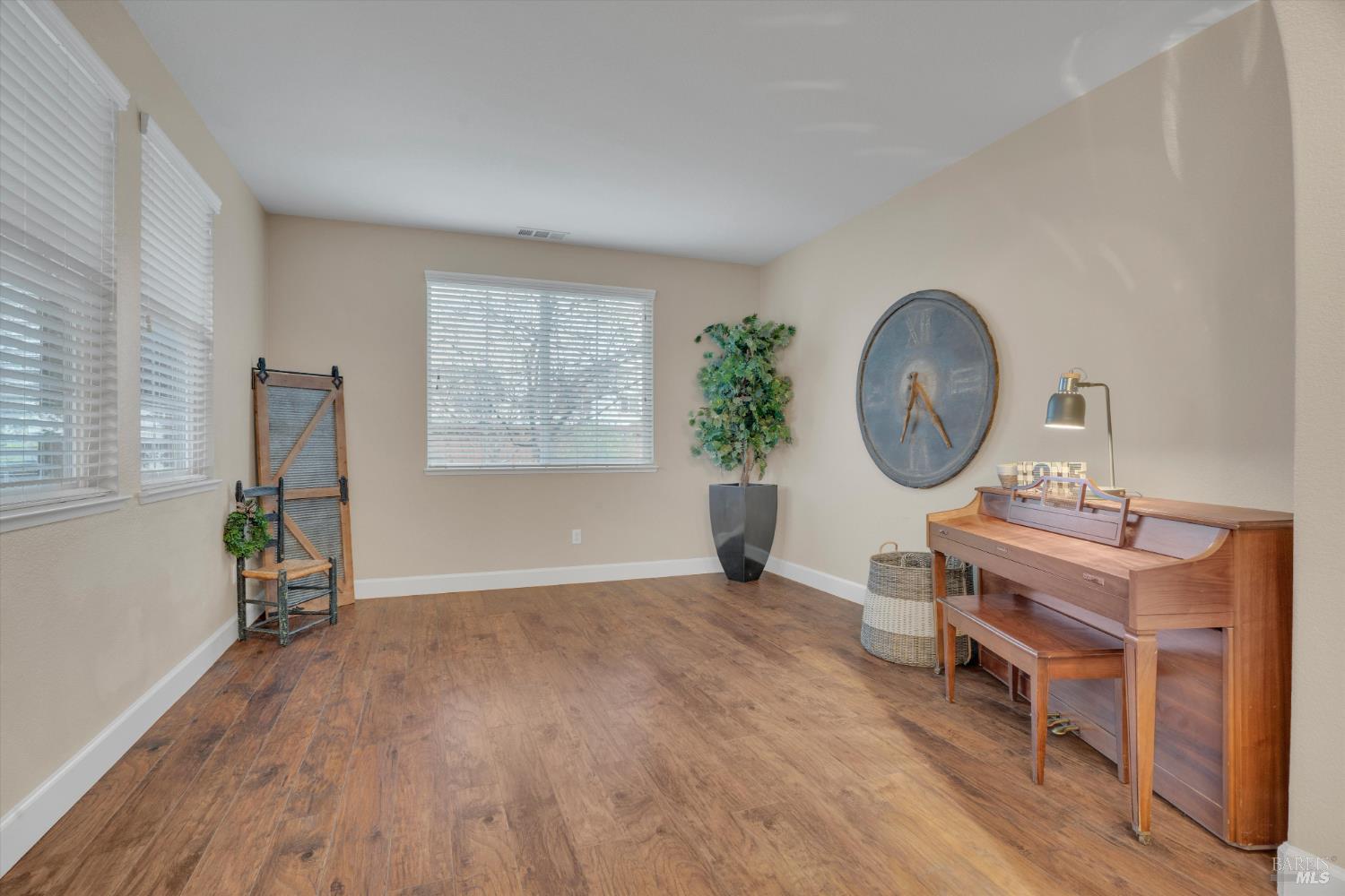 Detail Gallery Image 9 of 51 For 1007 Canterbury Ct, Vacaville,  CA 95687 - 6 Beds | 4 Baths