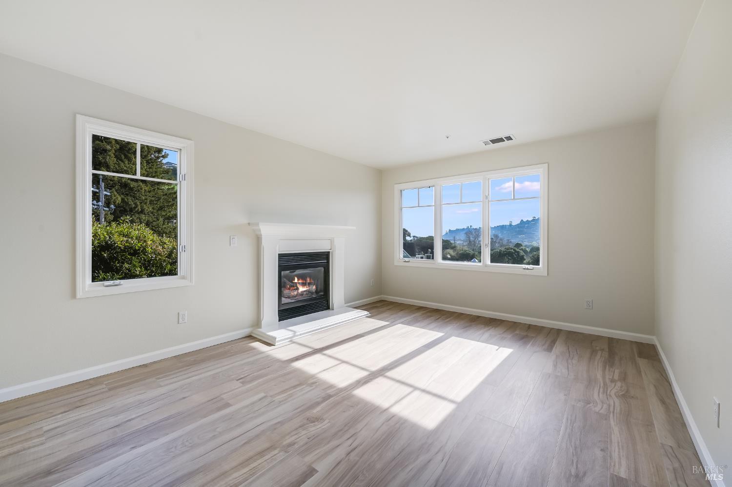 Detail Gallery Image 2 of 13 For 42 Neds Way, Belvedere Tiburon,  CA 94920 - 2 Beds | 1/1 Baths