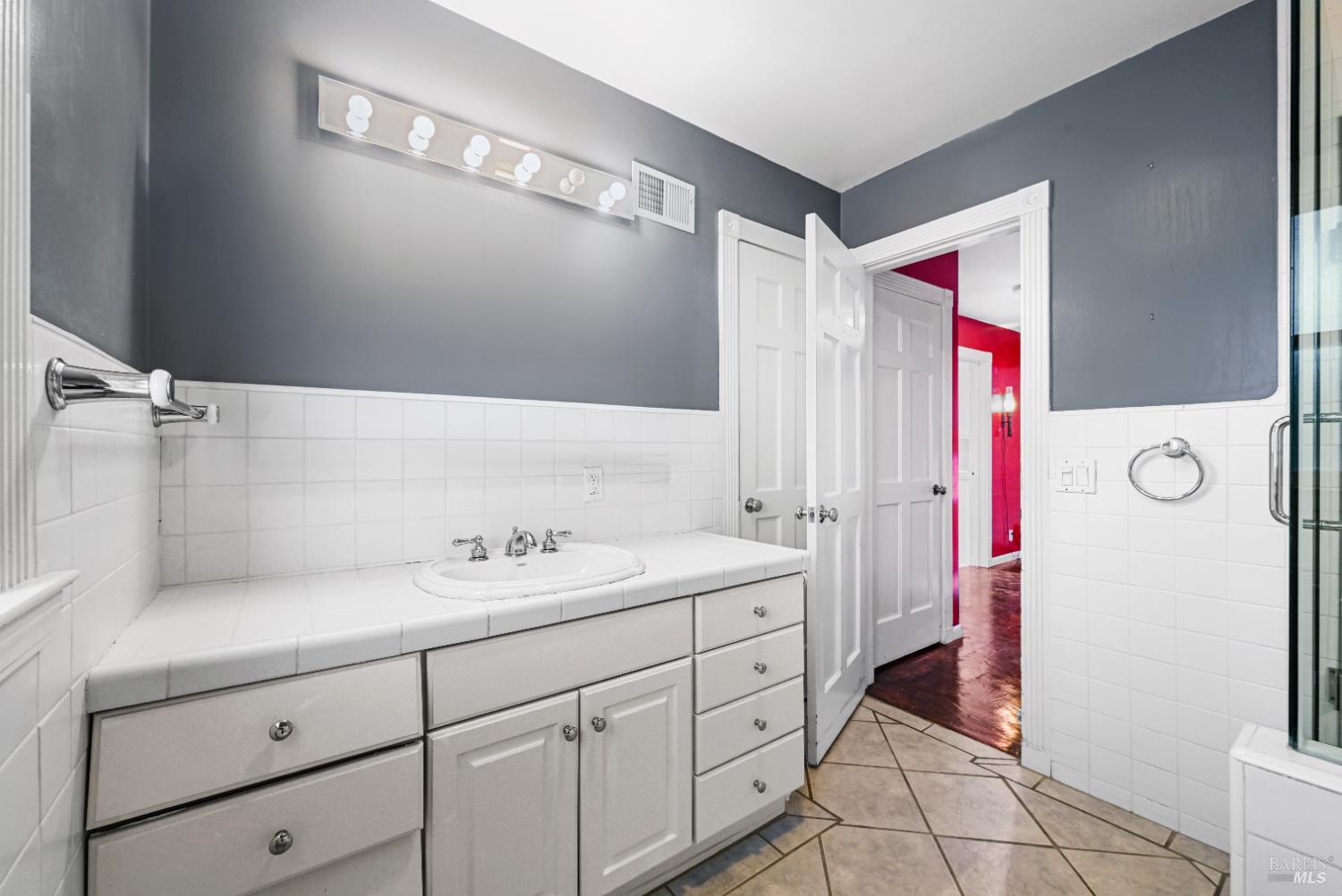 Detail Gallery Image 26 of 51 For 102 Cloud View Rd, Sausalito,  CA 94965 - 2 Beds | 1 Baths