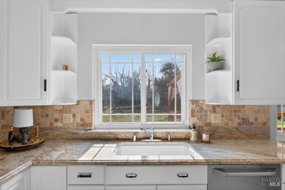 Detail Gallery Image 16 of 53 For 1355 W F St, Dixon,  CA 95620 - 4 Beds | 2/1 Baths