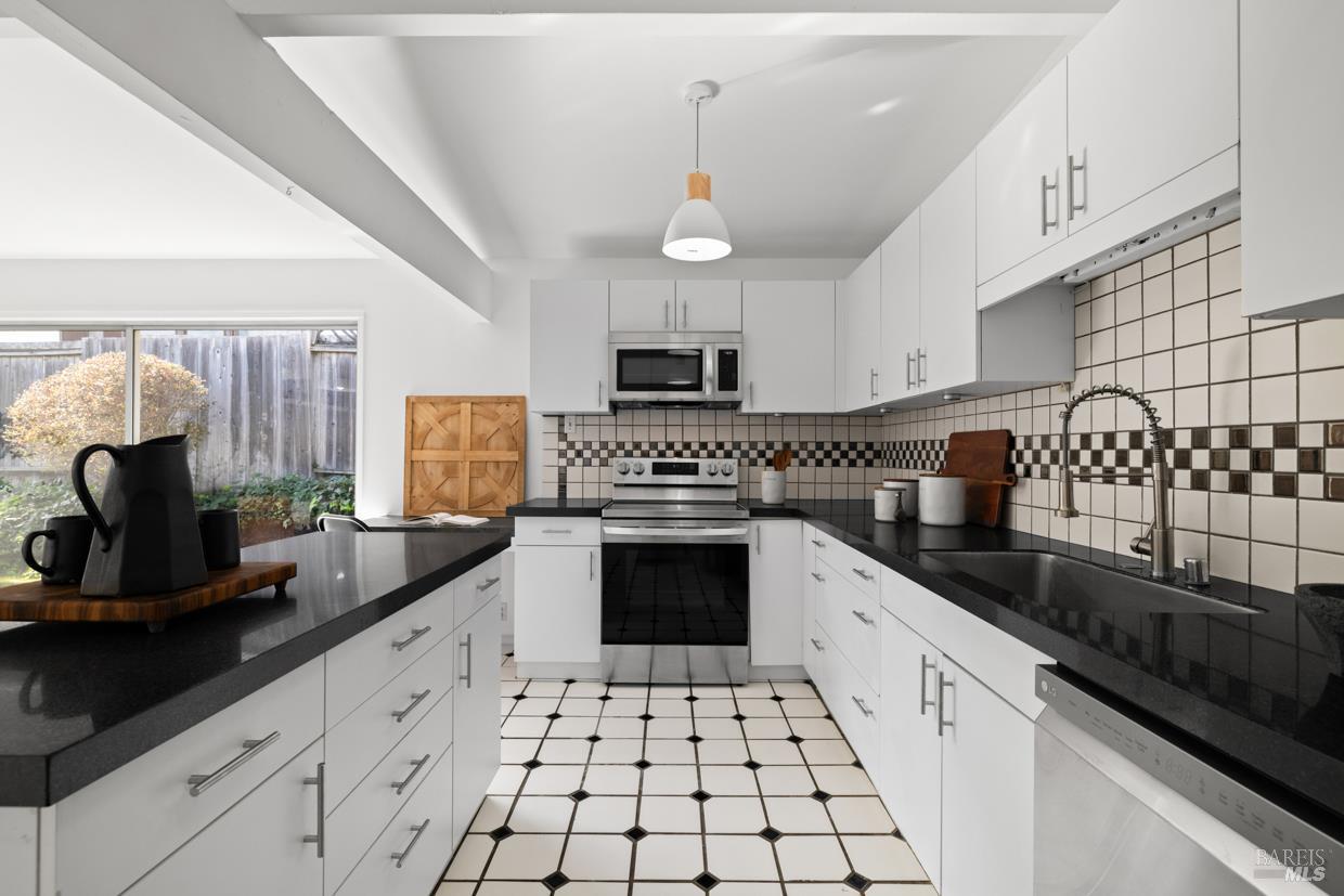 Detail Gallery Image 13 of 31 For 451 Nova Albion Way, San Rafael,  CA 94903 - 4 Beds | 2 Baths