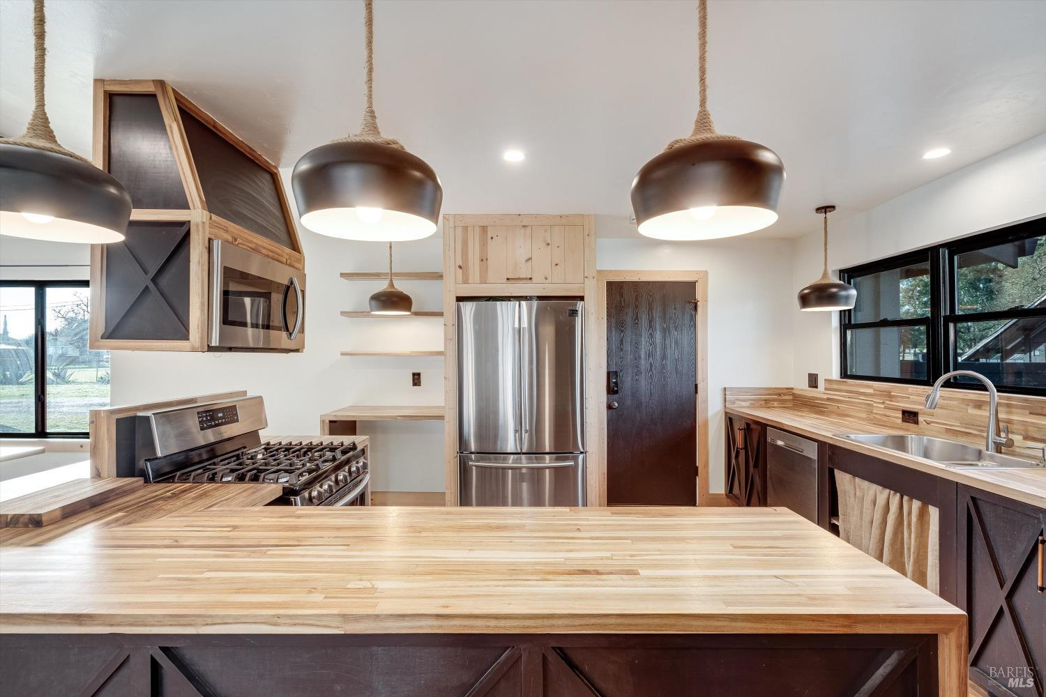 Detail Gallery Image 11 of 48 For 985 Gumview Rd, Windsor,  CA 95492 - – Beds | – Baths