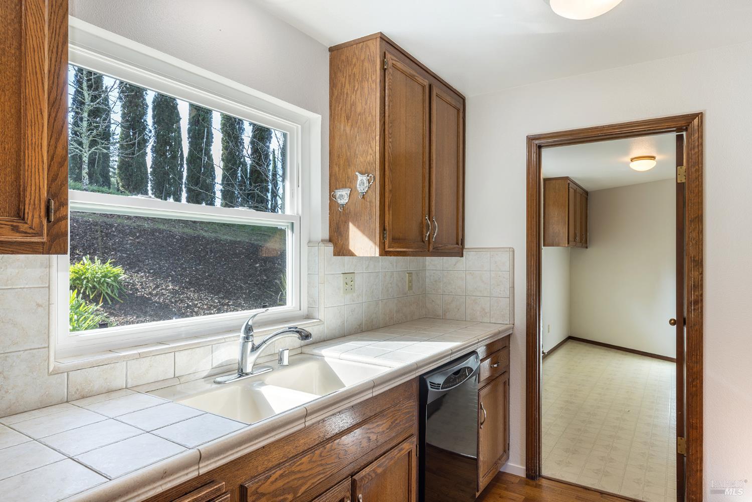 Detail Gallery Image 20 of 52 For 324 Burgundy Rd, Healdsburg,  CA 95448 - 3 Beds | 2/1 Baths