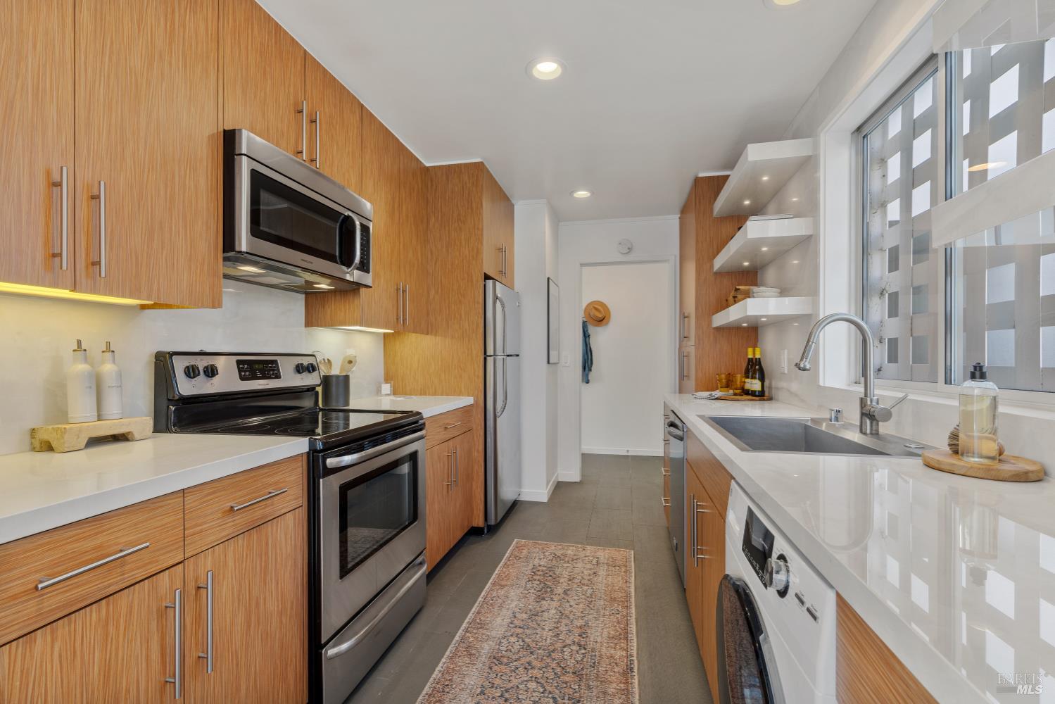 Detail Gallery Image 11 of 28 For 1106 Shelter Bay Ave, Mill Valley,  CA 94941 - 2 Beds | 2 Baths