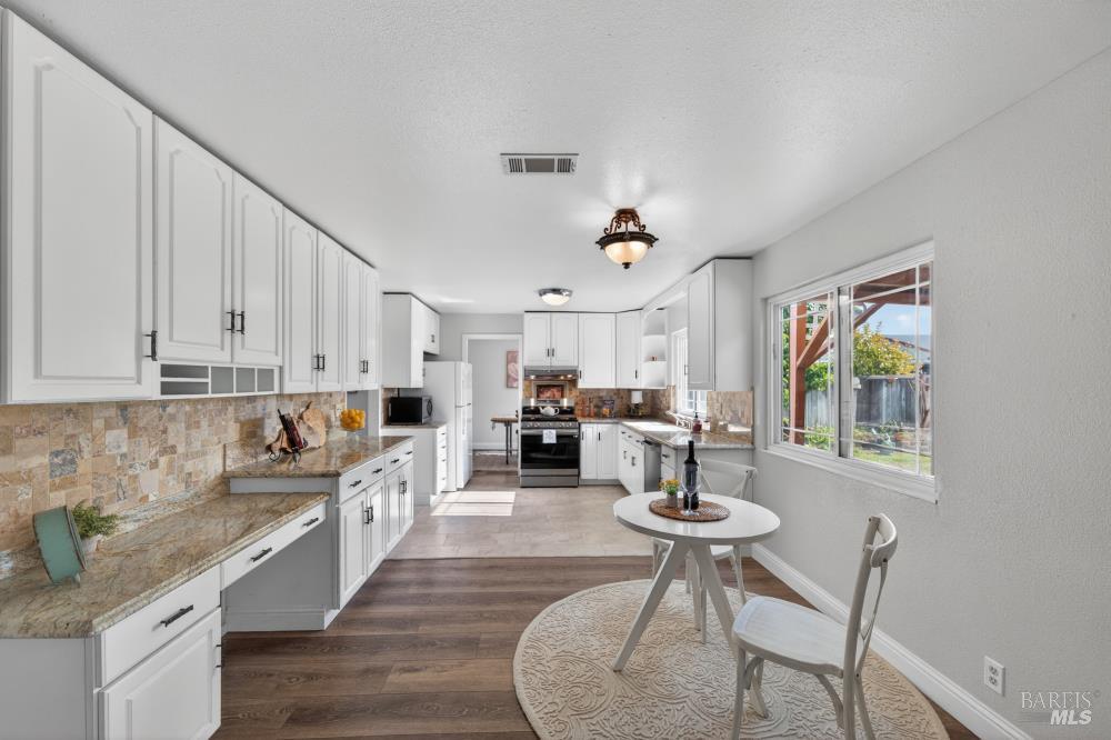 Detail Gallery Image 19 of 53 For 1355 W F St, Dixon,  CA 95620 - 4 Beds | 2/1 Baths