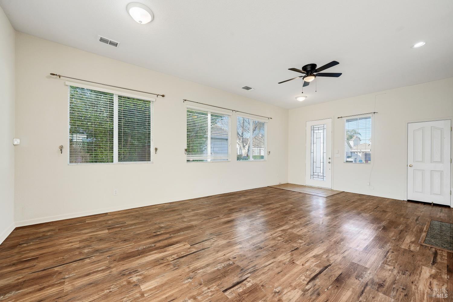 Detail Gallery Image 7 of 33 For 1651 Little Rock Cir, Suisun City,  CA 94585 - 3 Beds | 2 Baths