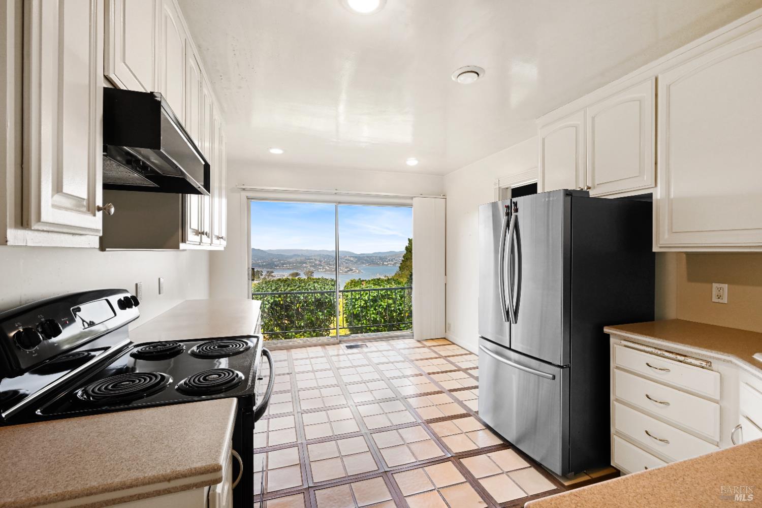 Detail Gallery Image 18 of 51 For 102 Cloud View Rd, Sausalito,  CA 94965 - 2 Beds | 1 Baths