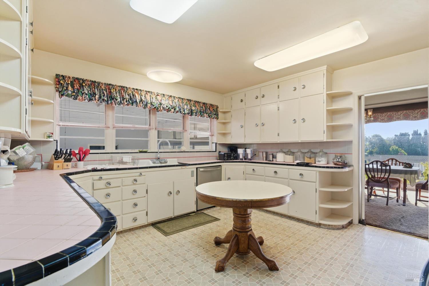 Detail Gallery Image 8 of 16 For 2 El Camino Real Unkn, Vallejo,  CA 94590 - 6 Beds | 2/1 Baths