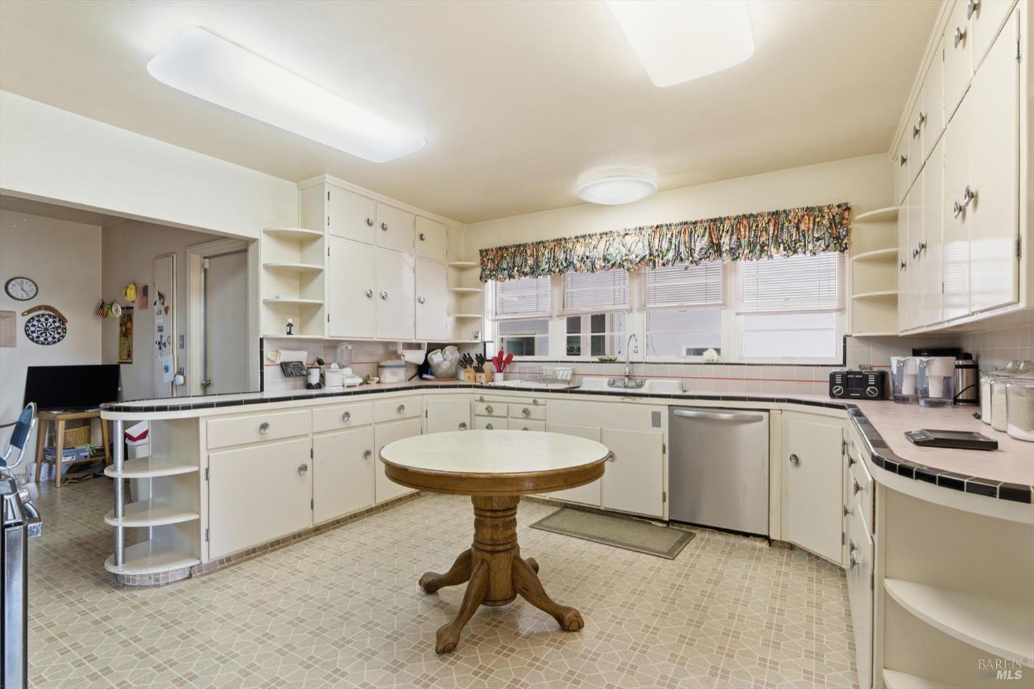 Detail Gallery Image 7 of 16 For 2 El Camino Real Unkn, Vallejo,  CA 94590 - 6 Beds | 2/1 Baths