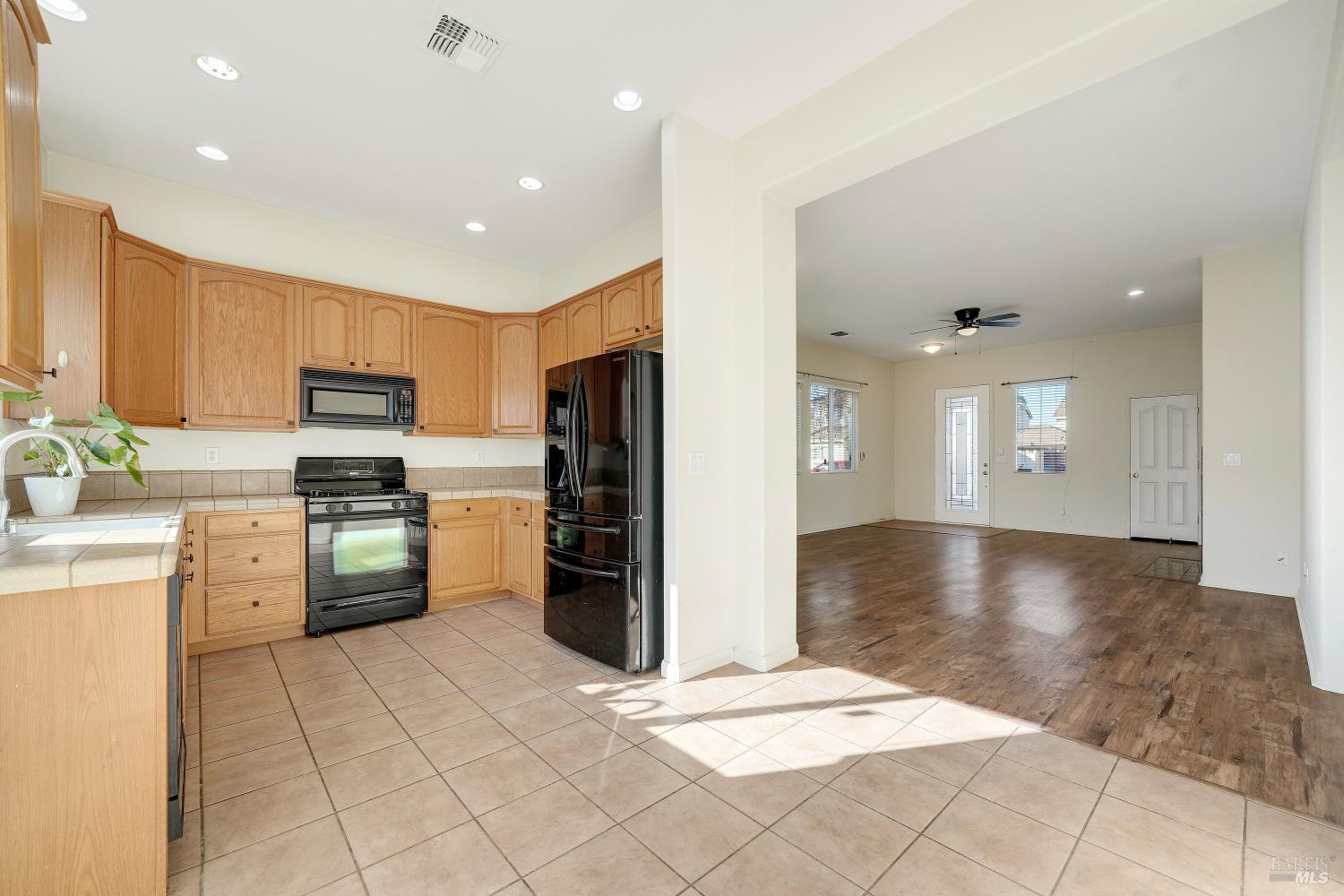 Detail Gallery Image 9 of 33 For 1651 Little Rock Cir, Suisun City,  CA 94585 - 3 Beds | 2 Baths