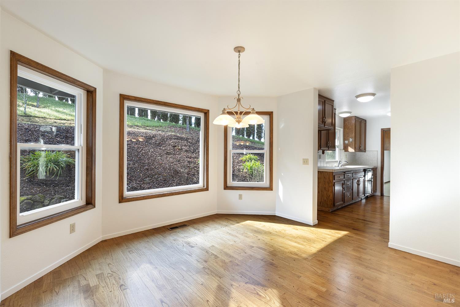 Detail Gallery Image 24 of 52 For 324 Burgundy Rd, Healdsburg,  CA 95448 - 3 Beds | 2/1 Baths