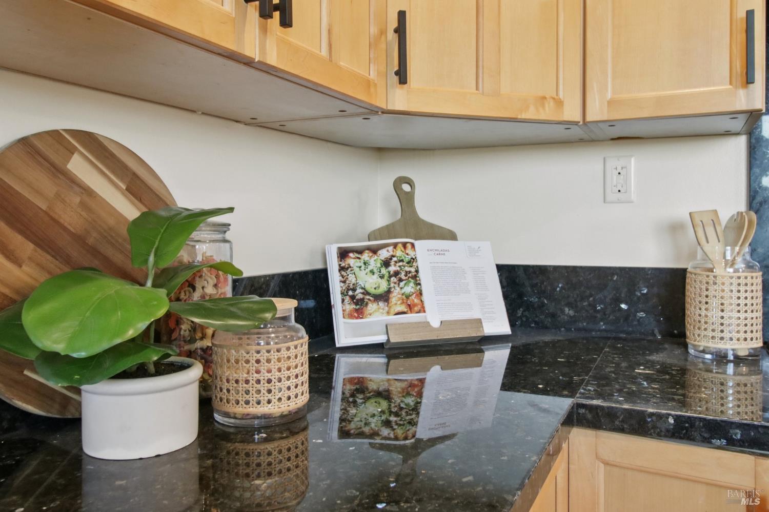 Detail Gallery Image 27 of 69 For 85 La Encinal Unkn, Orinda,  CA 94563 - 2 Beds | 1/1 Baths