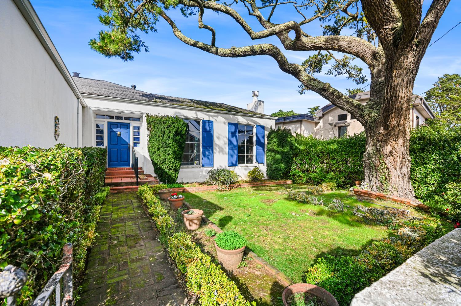 Detail Gallery Image 4 of 51 For 102 Cloud View Rd, Sausalito,  CA 94965 - 2 Beds | 1 Baths