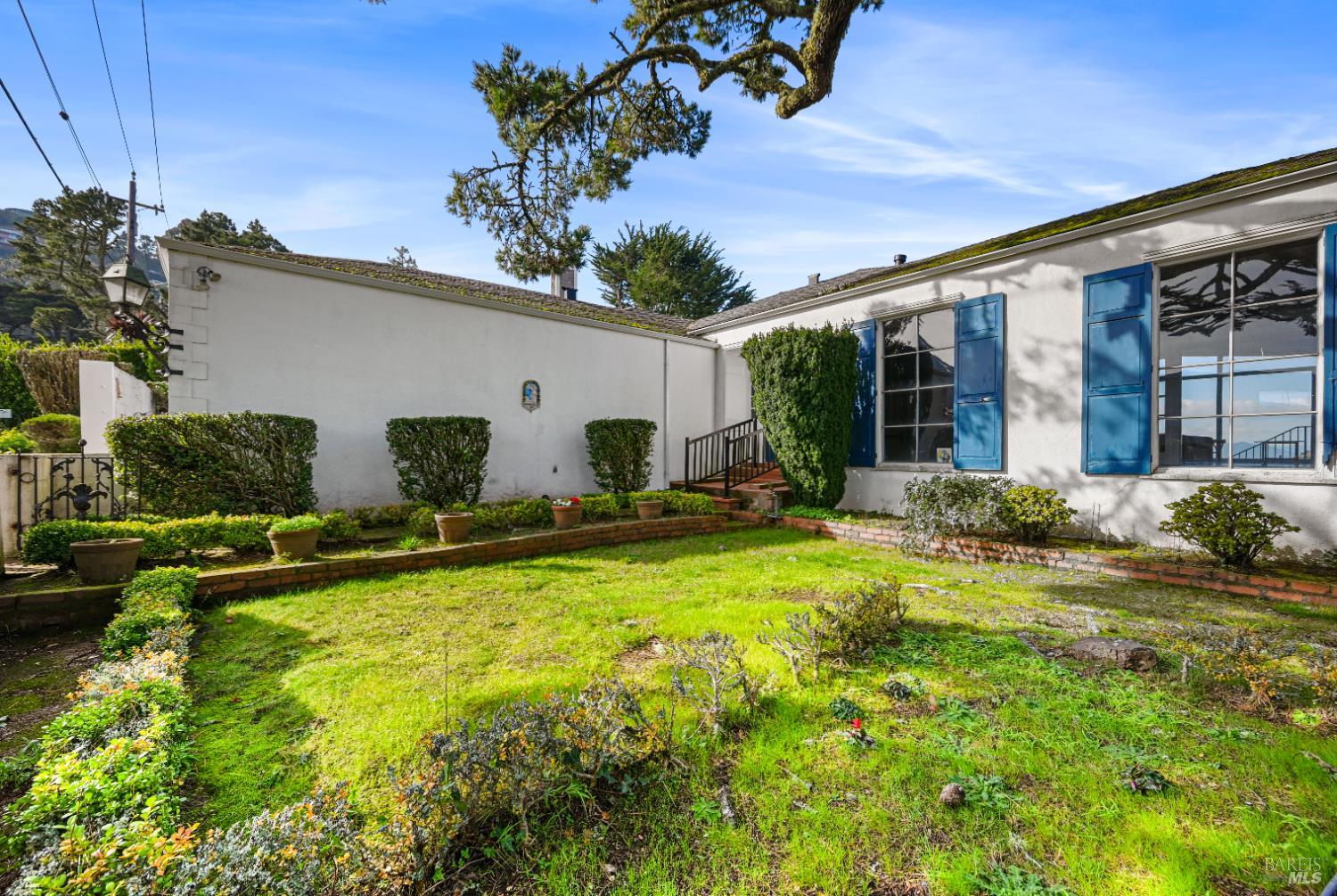 Detail Gallery Image 5 of 51 For 102 Cloud View Rd, Sausalito,  CA 94965 - 2 Beds | 1 Baths