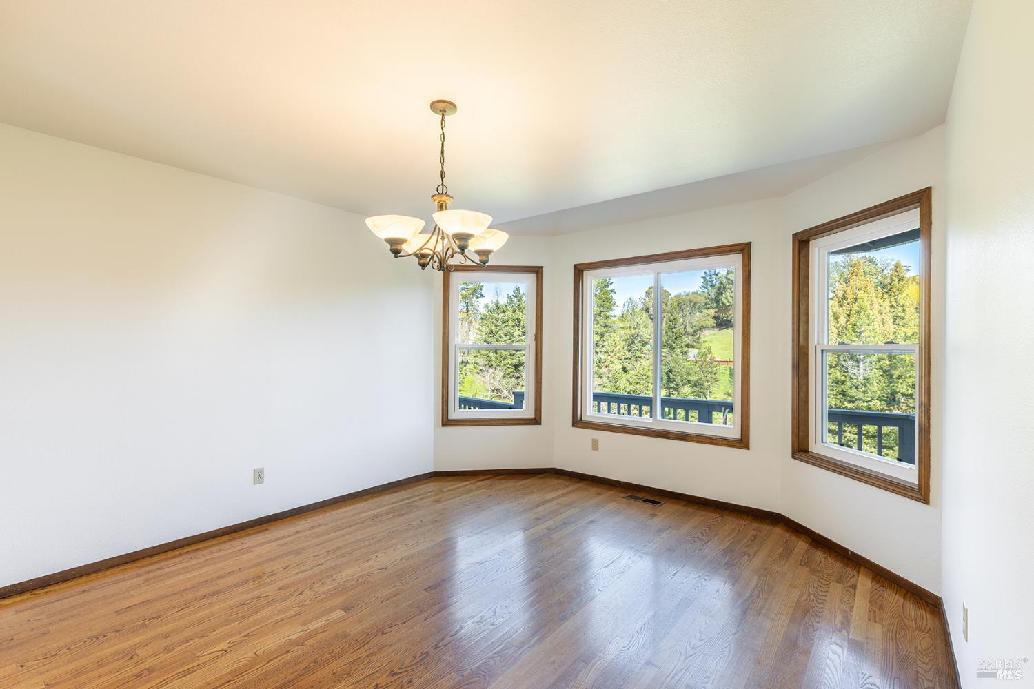 Detail Gallery Image 17 of 52 For 324 Burgundy Rd, Healdsburg,  CA 95448 - 3 Beds | 2/1 Baths