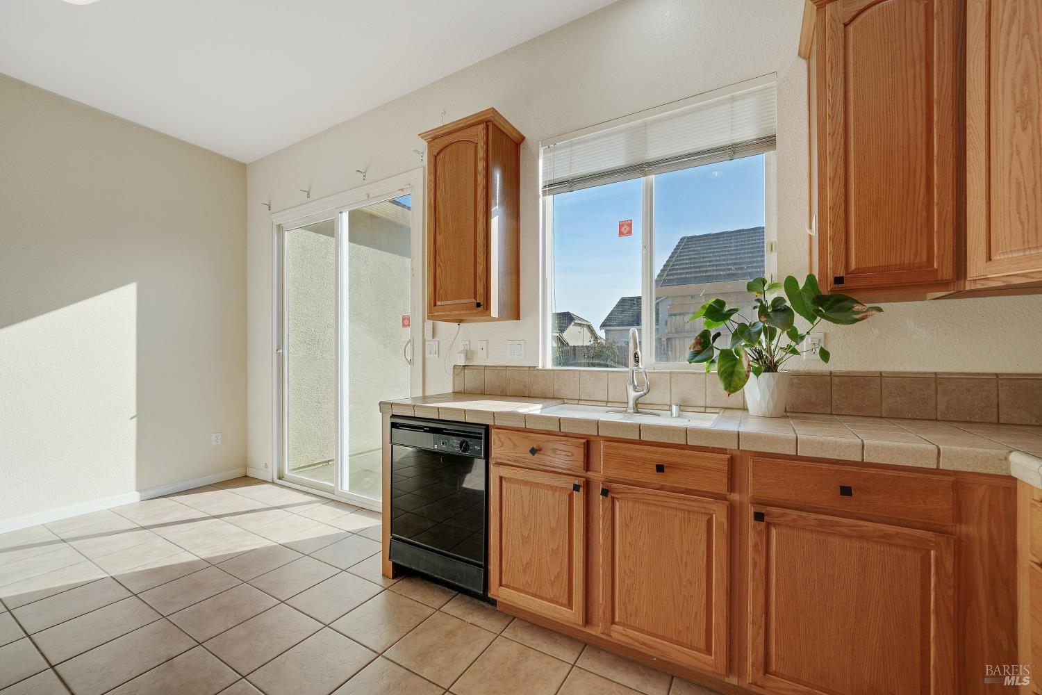 Detail Gallery Image 11 of 33 For 1651 Little Rock Cir, Suisun City,  CA 94585 - 3 Beds | 2 Baths