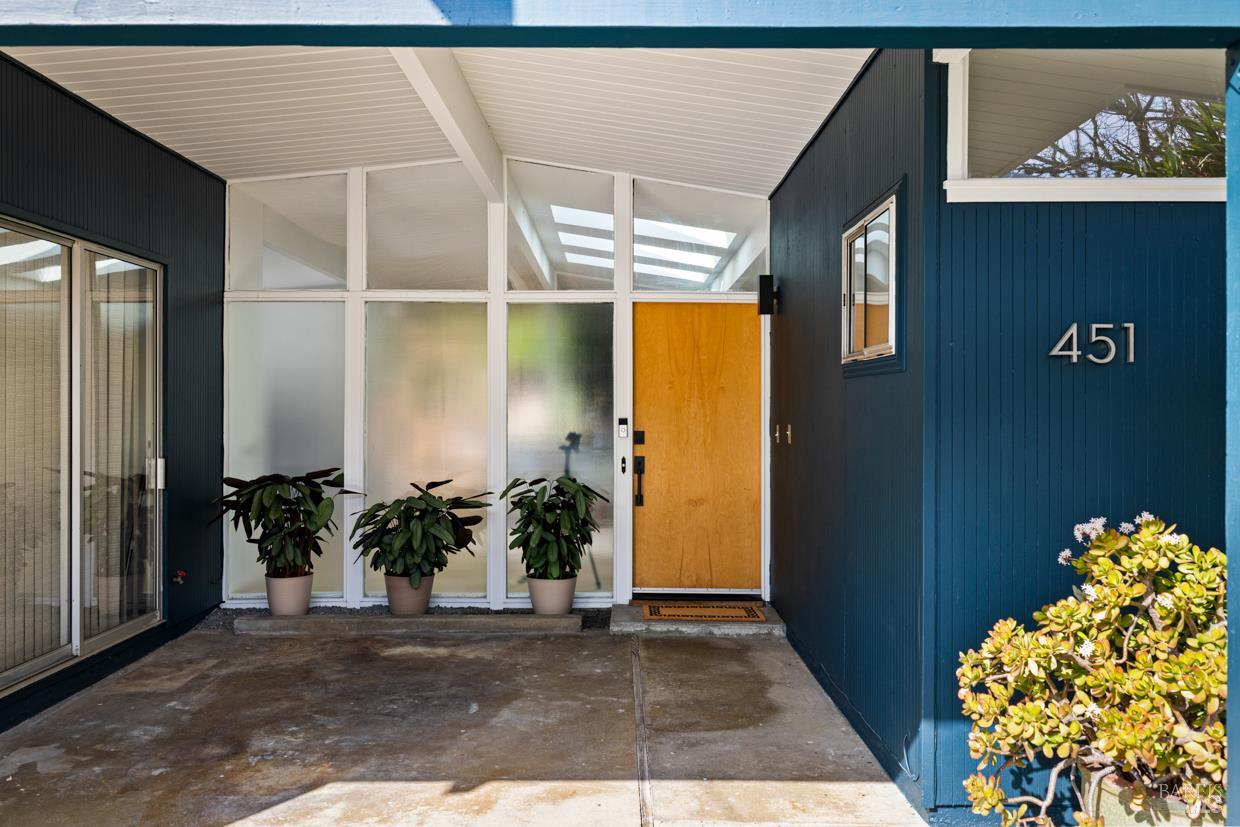 Detail Gallery Image 2 of 31 For 451 Nova Albion Way, San Rafael,  CA 94903 - 4 Beds | 2 Baths