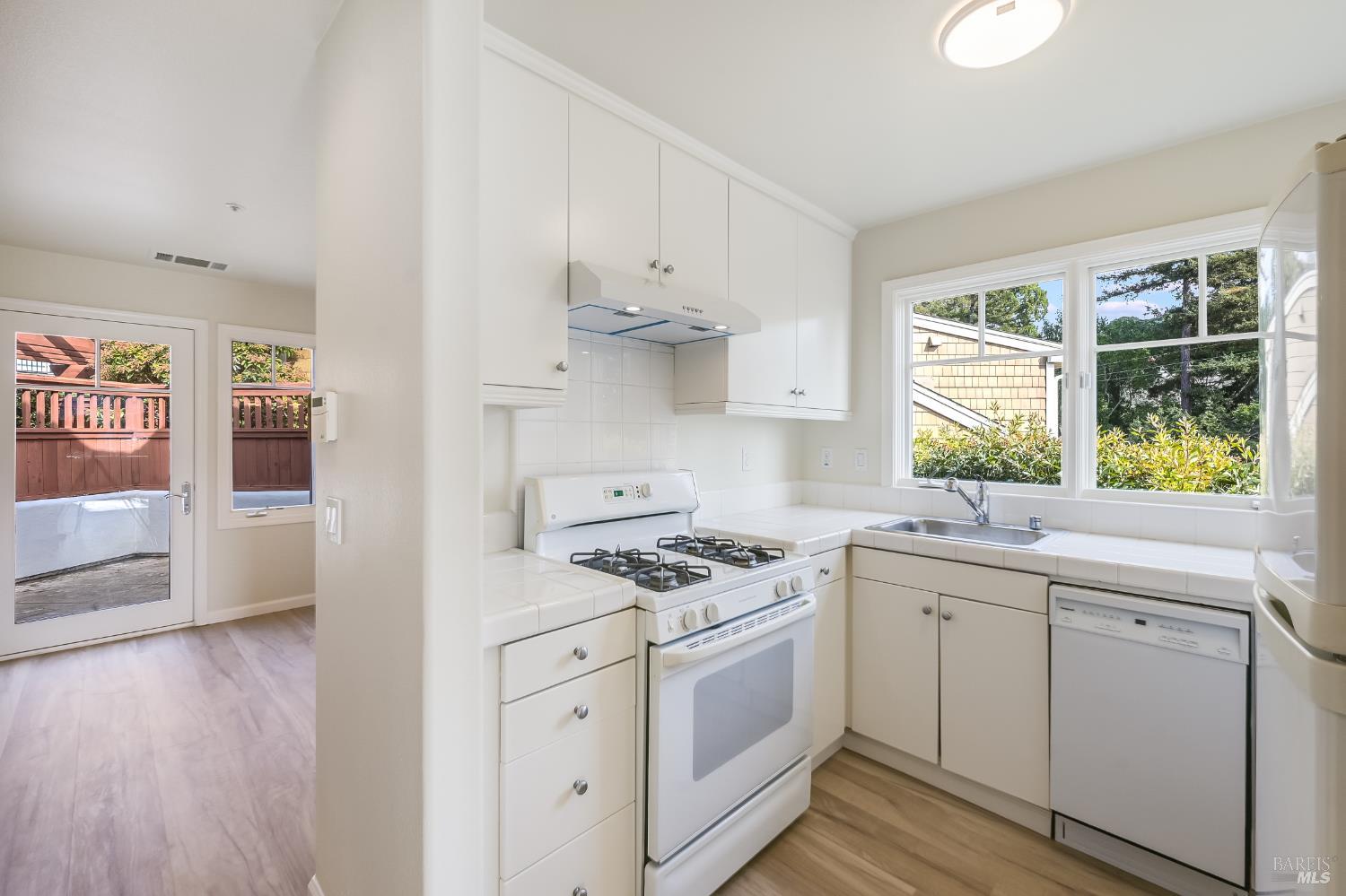 Detail Gallery Image 3 of 13 For 42 Neds Way, Belvedere Tiburon,  CA 94920 - 2 Beds | 1/1 Baths