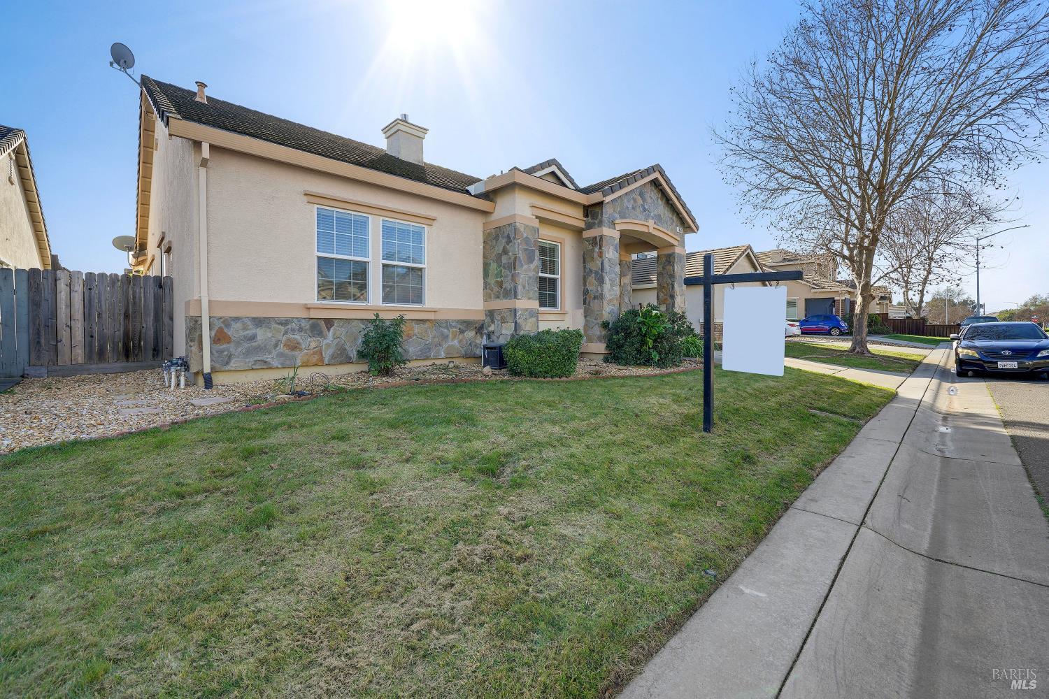 Detail Gallery Image 3 of 33 For 1651 Little Rock Cir, Suisun City,  CA 94585 - 3 Beds | 2 Baths