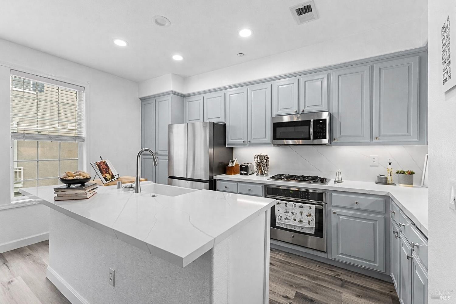 Detail Gallery Image 14 of 37 For 3710 Central Pkwy, Dublin,  CA 94568 - 4 Beds | 3/1 Baths