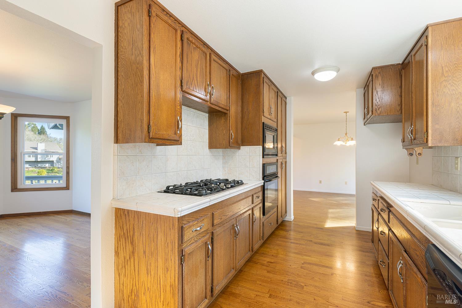 Detail Gallery Image 5 of 52 For 324 Burgundy Rd, Healdsburg,  CA 95448 - 3 Beds | 2/1 Baths