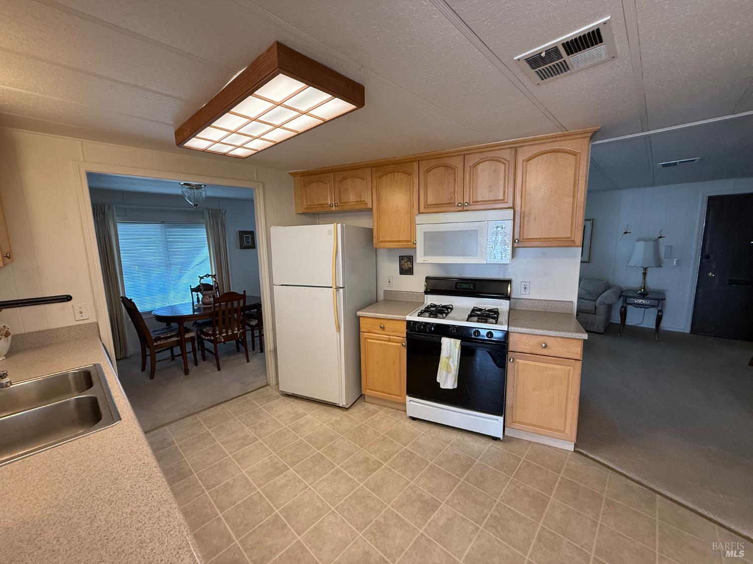 Detail Gallery Image 4 of 22 For 82 Charro Dr, Santa Rosa,  CA 95401 - 2 Beds | 2 Baths