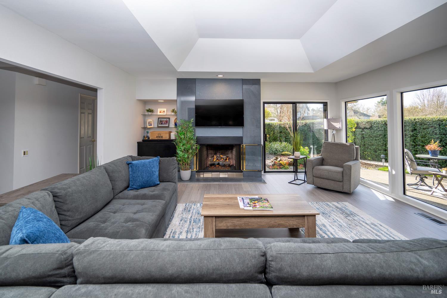 Detail Gallery Image 6 of 51 For 9636 Lakewood Dr, Windsor,  CA 95492 - 2 Beds | 2 Baths