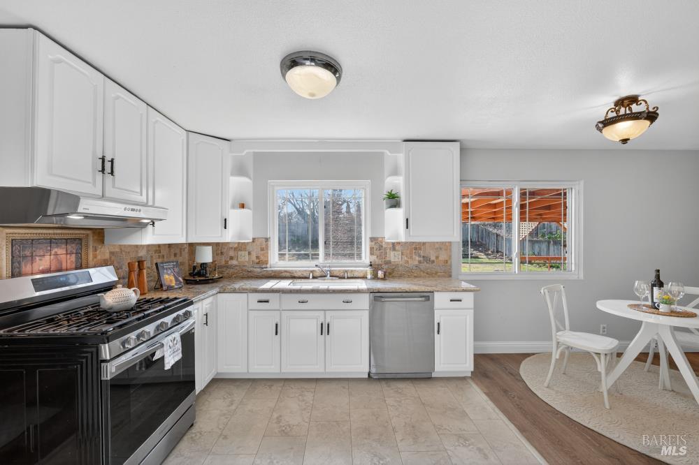 Detail Gallery Image 14 of 53 For 1355 W F St, Dixon,  CA 95620 - 4 Beds | 2/1 Baths