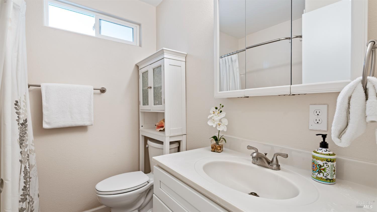 Detail Gallery Image 16 of 42 For 123 Ensenada Dr, Novato,  CA 94949 - 2 Beds | 2 Baths