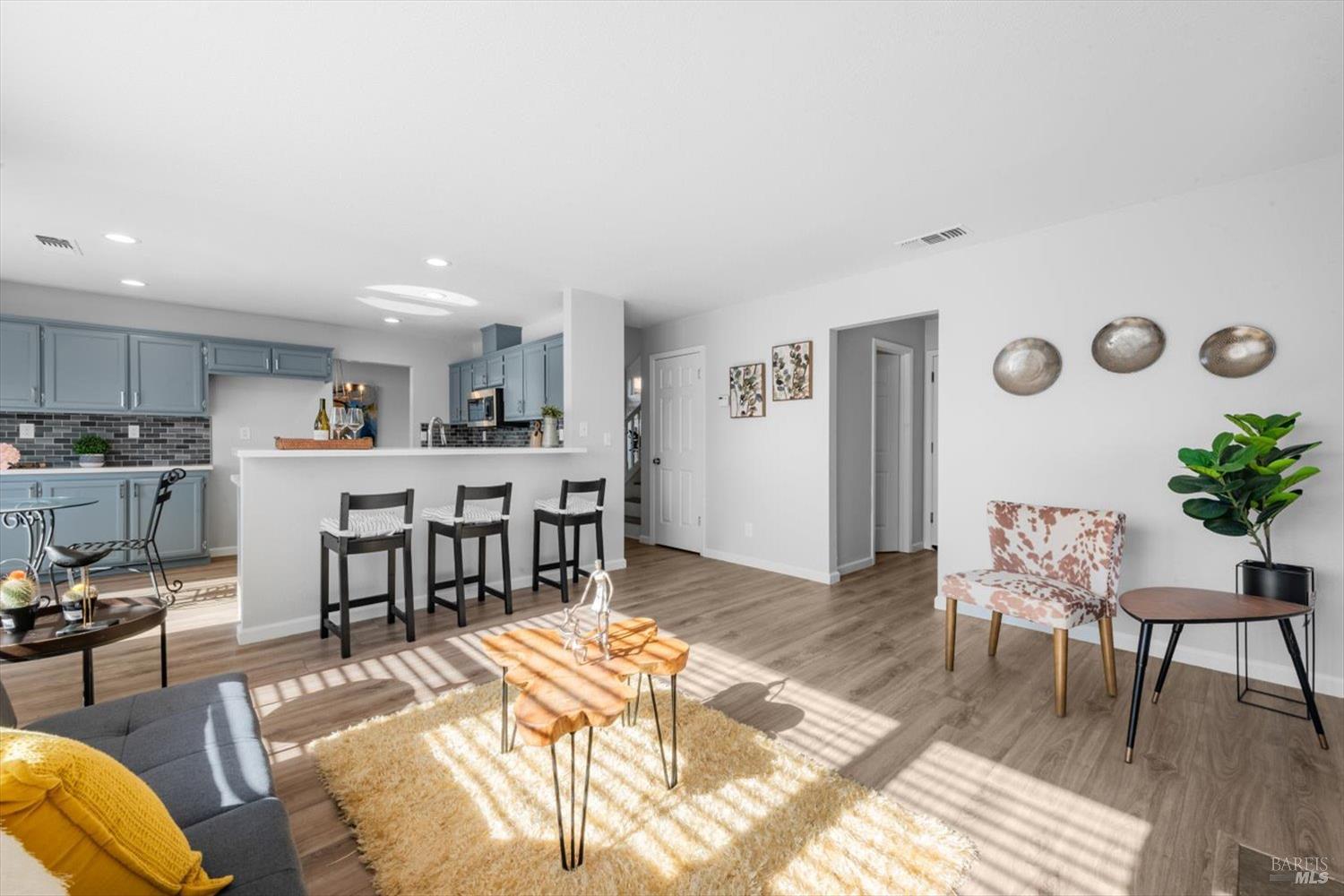 Detail Gallery Image 6 of 47 For 250 Somerville Dr, Vacaville,  CA 95687 - 4 Beds | 2/1 Baths