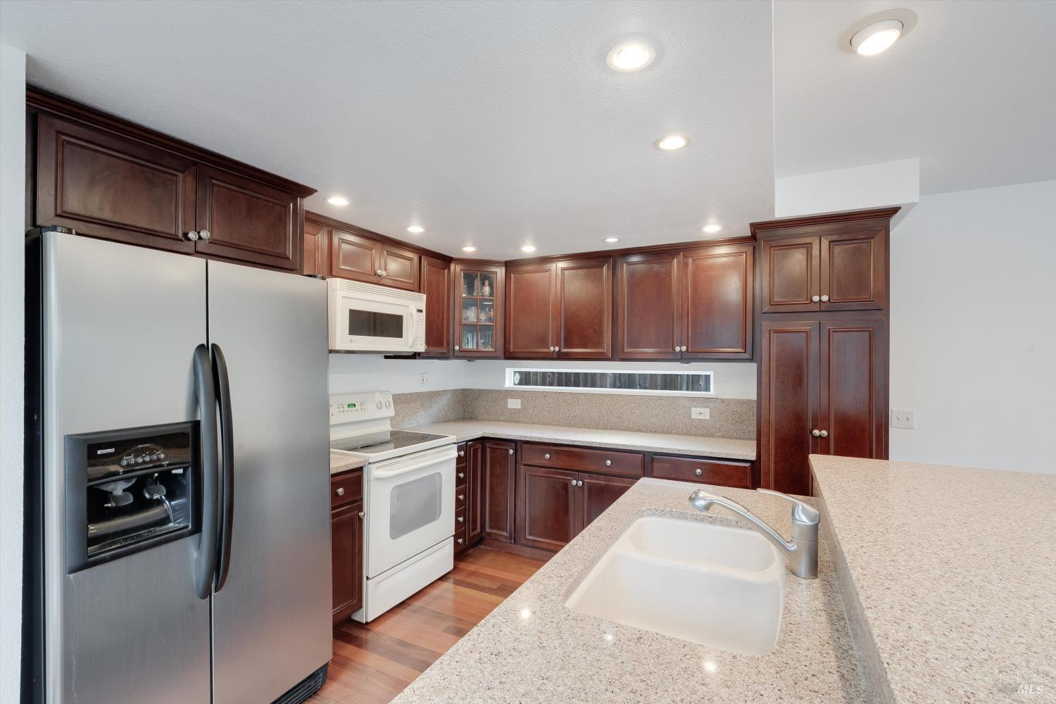 Detail Gallery Image 5 of 35 For 5330 Marit Dr, Santa Rosa,  CA 95409 - 3 Beds | 2/1 Baths