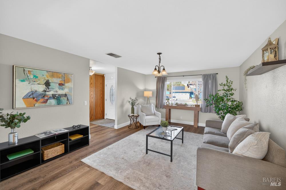 Detail Gallery Image 9 of 53 For 1355 W F St, Dixon,  CA 95620 - 4 Beds | 2/1 Baths