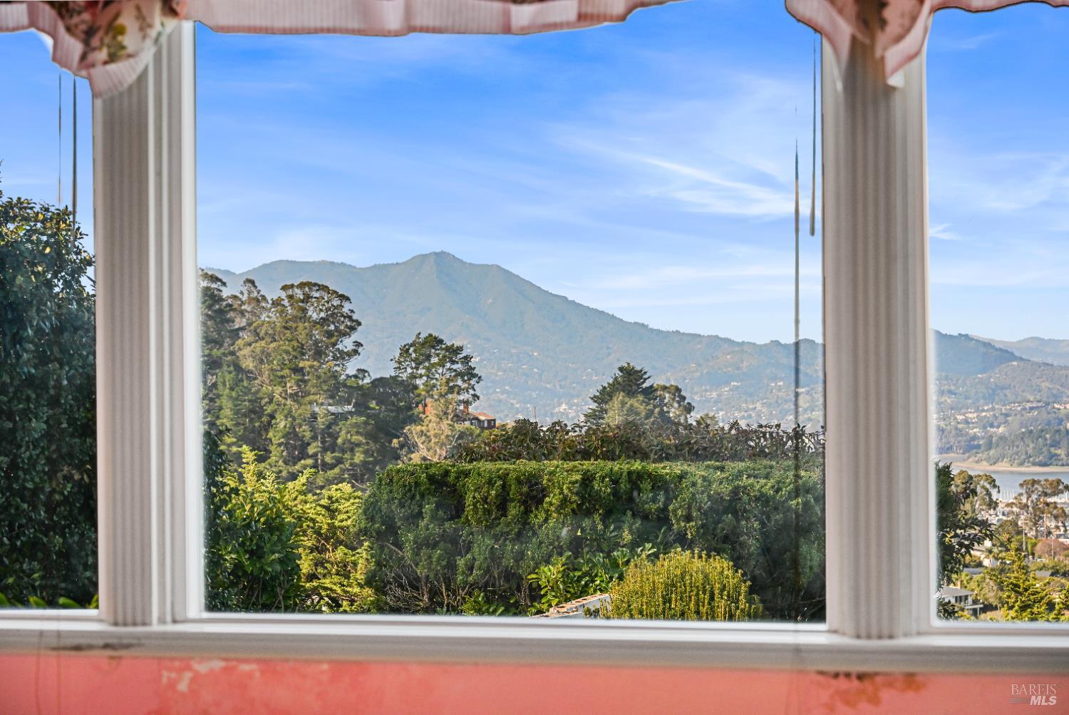 Detail Gallery Image 24 of 51 For 102 Cloud View Rd, Sausalito,  CA 94965 - 2 Beds | 1 Baths