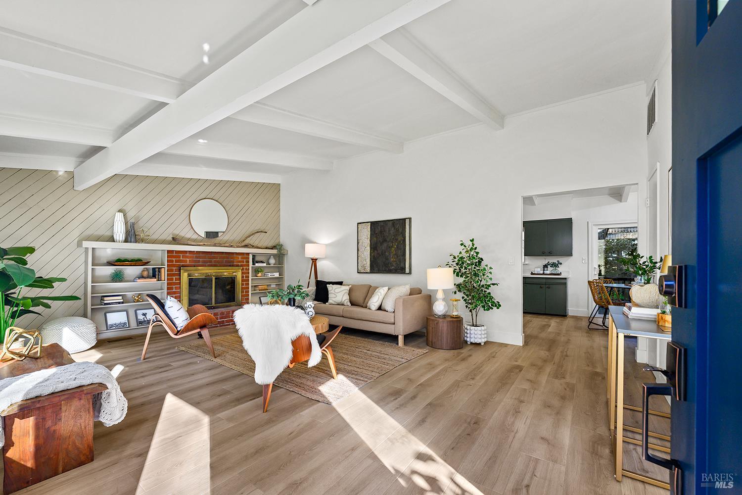 Detail Gallery Image 4 of 69 For 1417 Deer Ln, Sebastopol,  CA 95472 - 4 Beds | 2/1 Baths